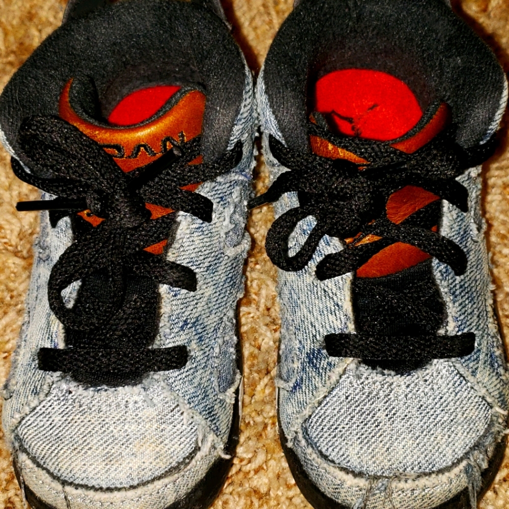 Toddler Jordan 6 Retro shoes
